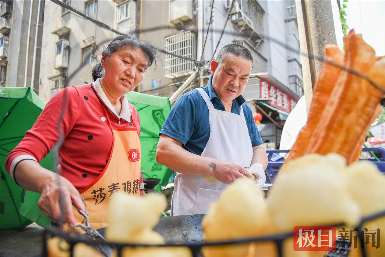 彭孝砚（右）和妻子刘春兰在荆州市沙市区中山街道大赛巷的小吃摊忙碌（极目新闻记者 黄志刚 摄）.jpg