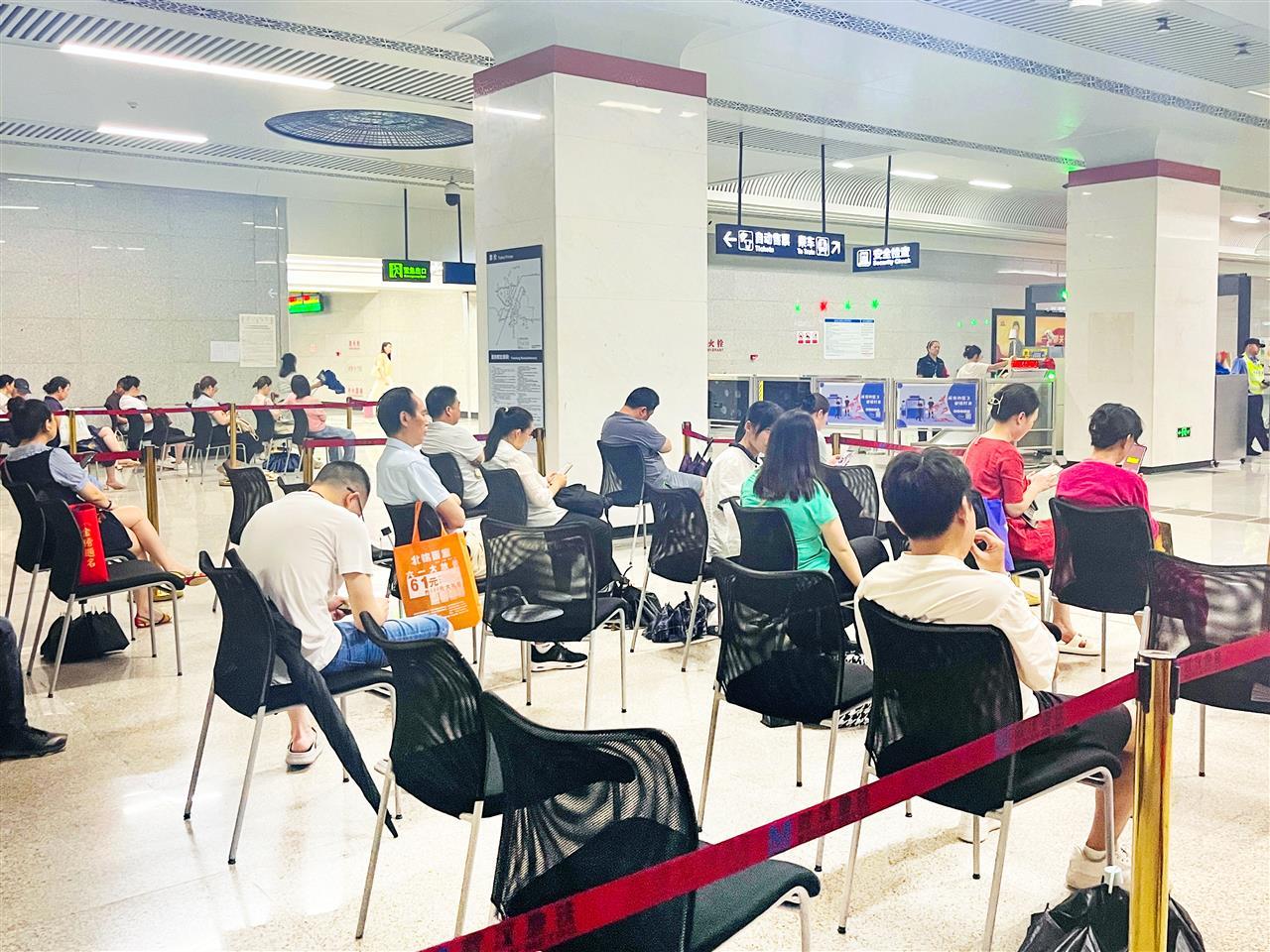 7号线湖工大地铁站设置家长休息区 丁捷摄.jpg