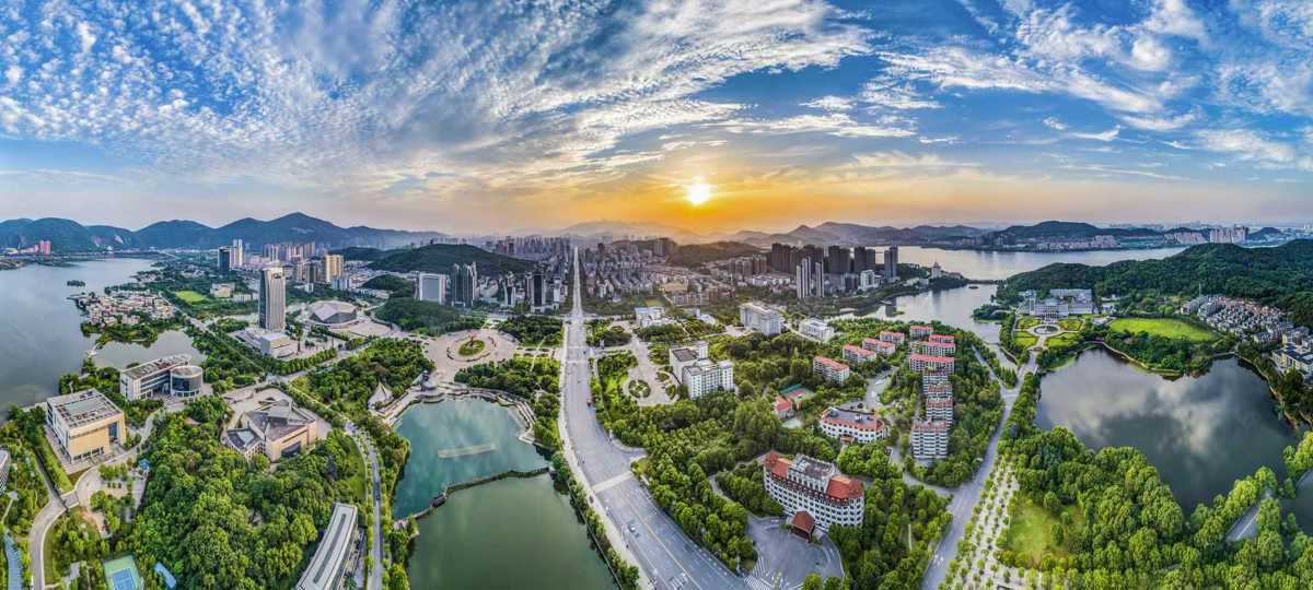 人民广场 李航、周巍摄.jpg