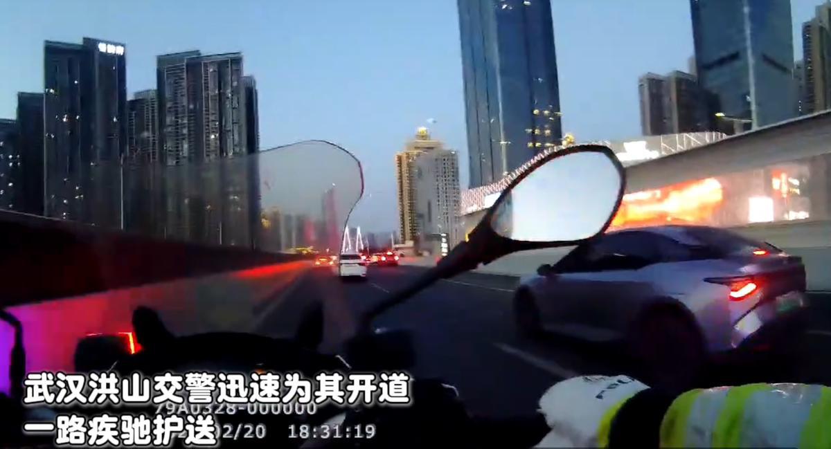 警车开道紧急救援！小孩被狗咬伤家长求助，交警40分钟疾驰40公里护送就医 | 极目新闻