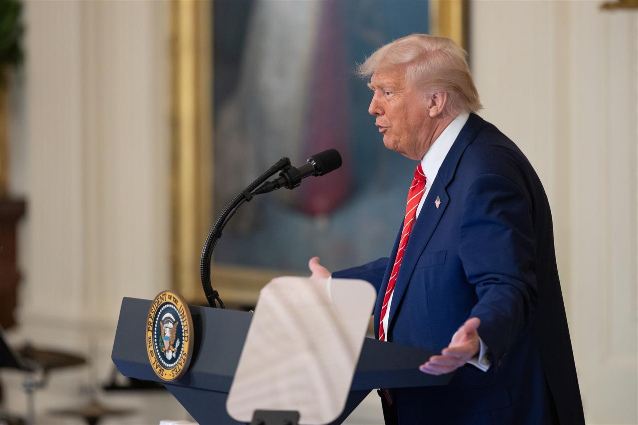 特朗普威胁苹果，不在美国造iPhone就加25%关税，当天苹果市值蒸发1000亿美元| 极目新闻