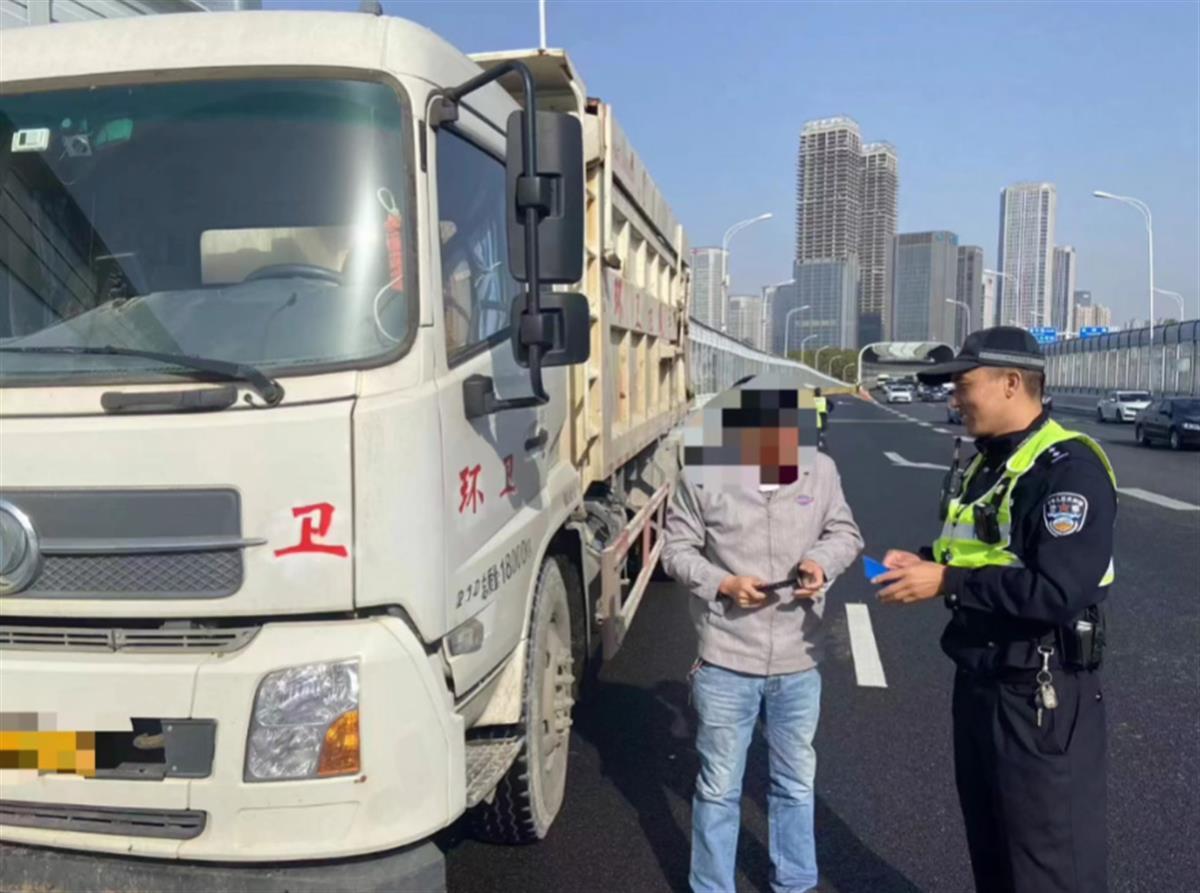 掩人耳目,将货车车头及车身贴上"环卫"字样,可是被武汉市江汉交警一眼
