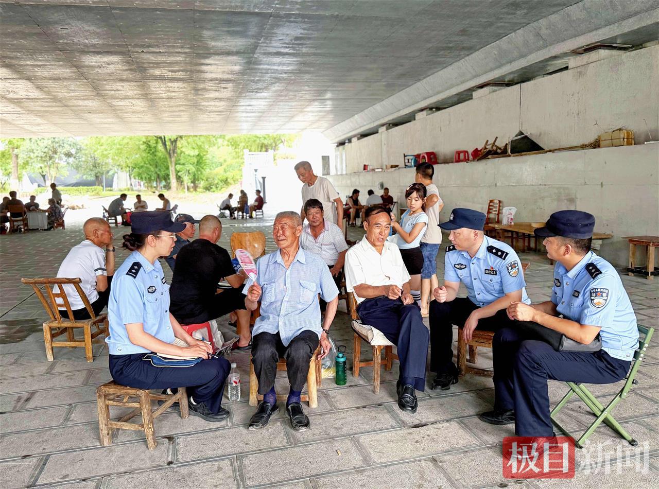图5：民警进社区走访了解社情民意（通讯员柳昭阳 摄）.jpg