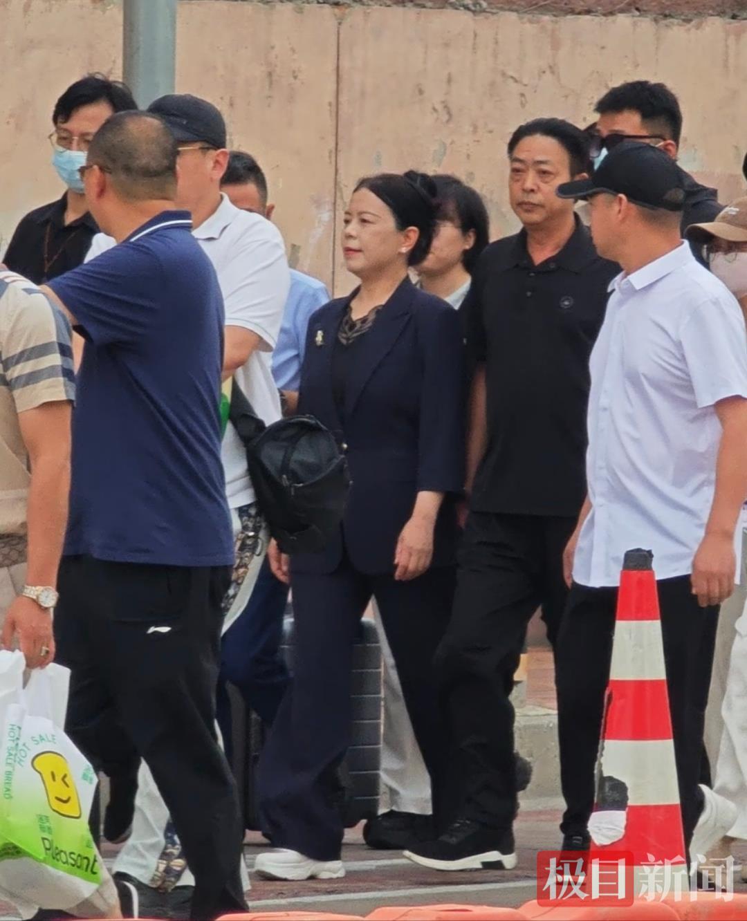 “错换人生28年”案开庭，许敏身穿黑衣一言未发进入法庭，姚策妻子和生父到场应诉