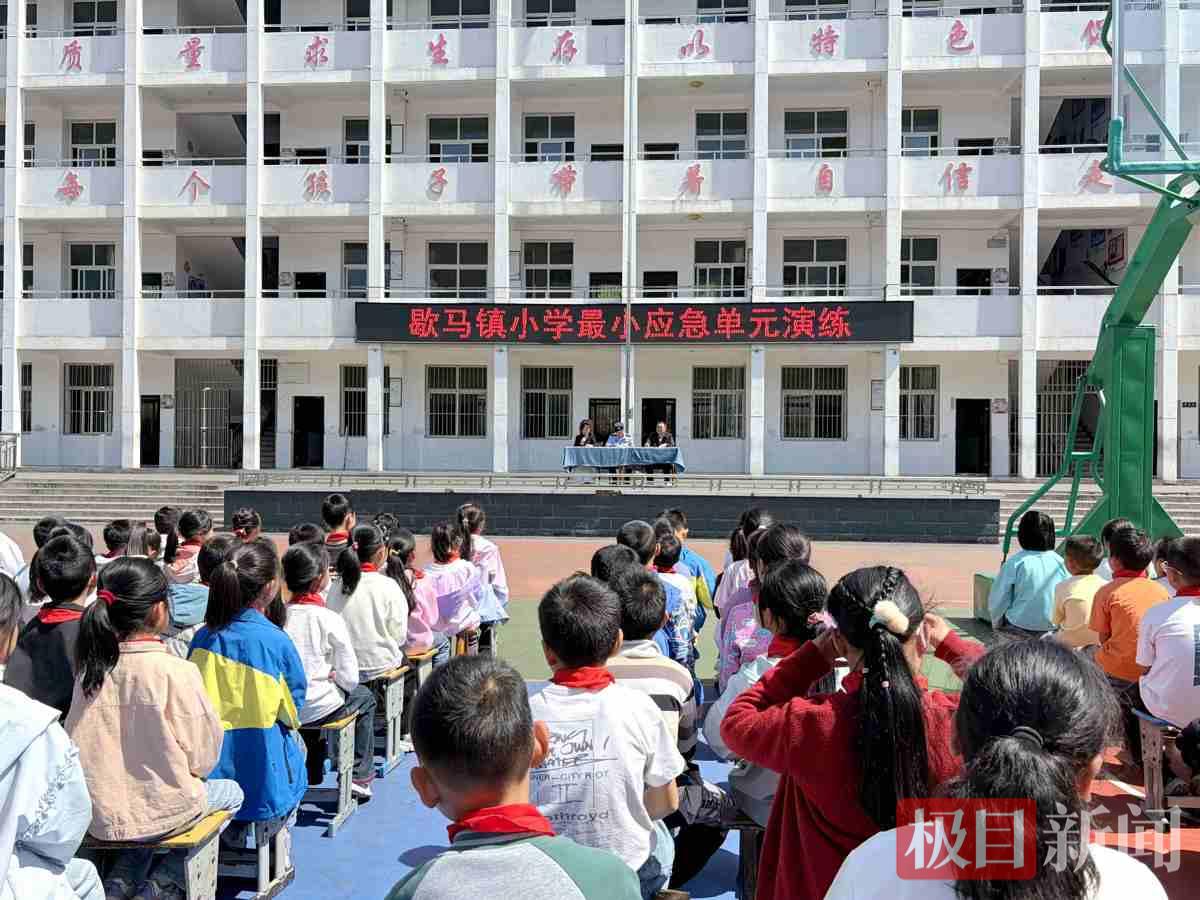 图1：民警在学校开展法治教育.jpg