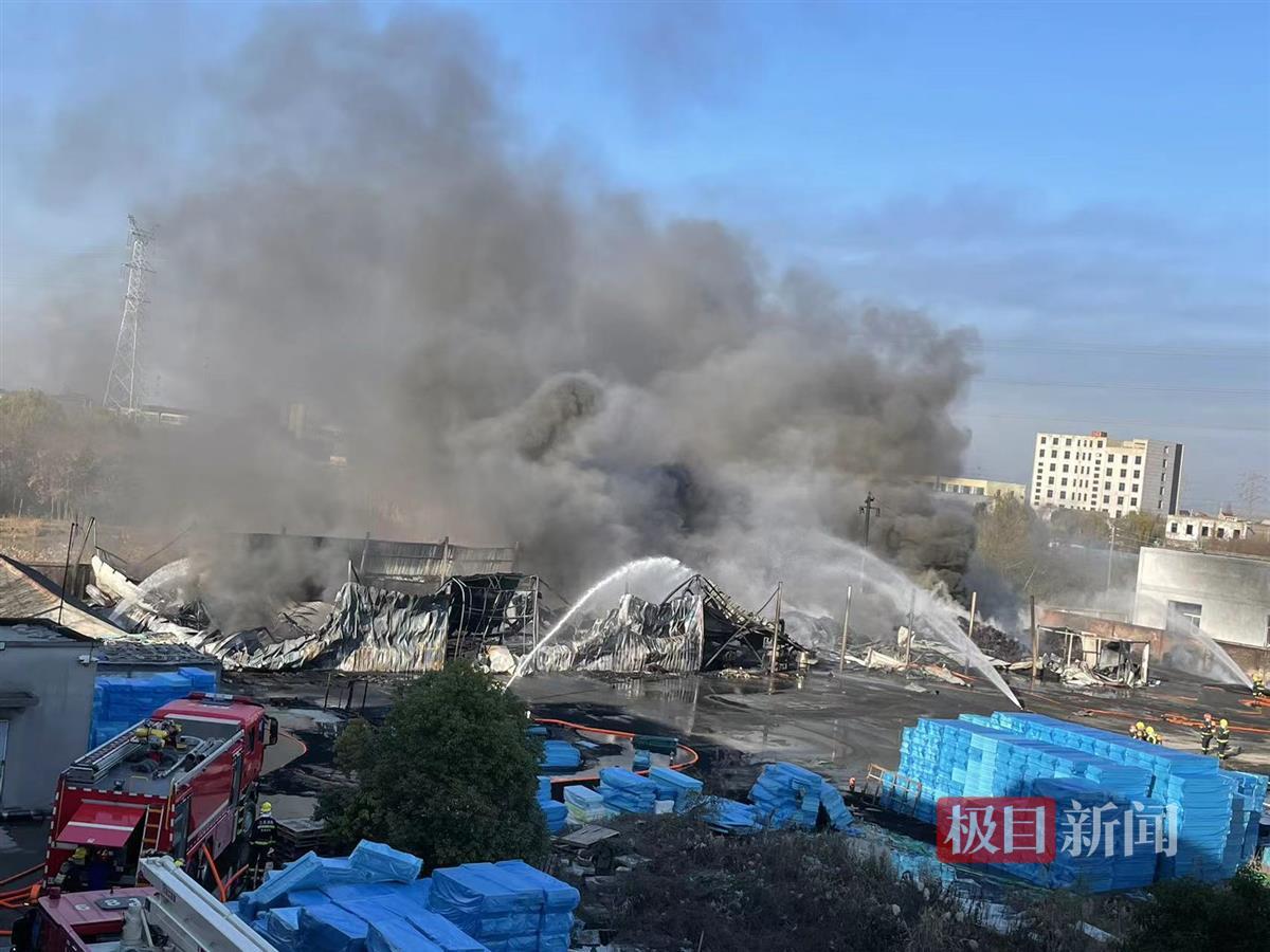 工厂院内保温板起火产生浓浓黑烟，应急：未造成人员伤亡 | 极目新闻