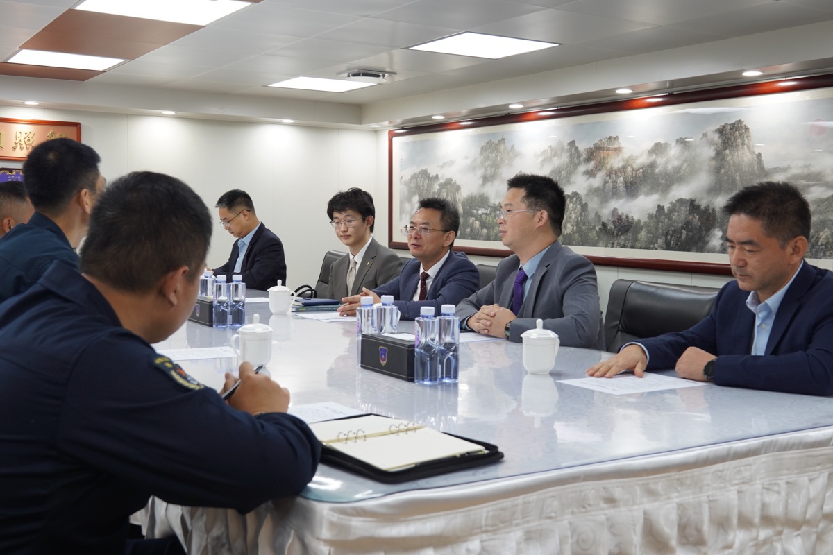 图2-严海欧律师(右二)与部队官兵座谈交流.jpg 图2-严海欧律师(右二)与部队官兵座谈交流.jpg