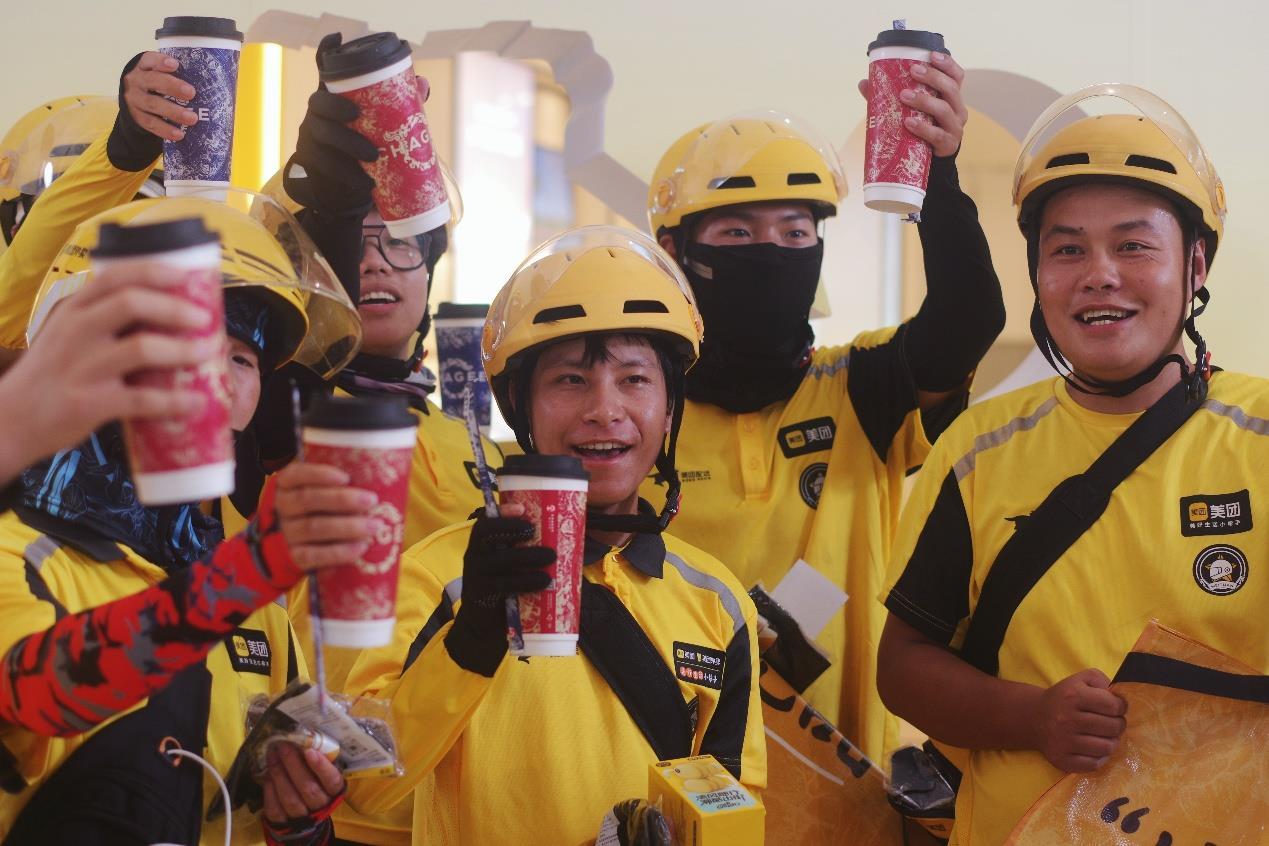 北京快闪活动上，骑手举杯共饮秋天的第一杯奶茶 摄影：李大金.png