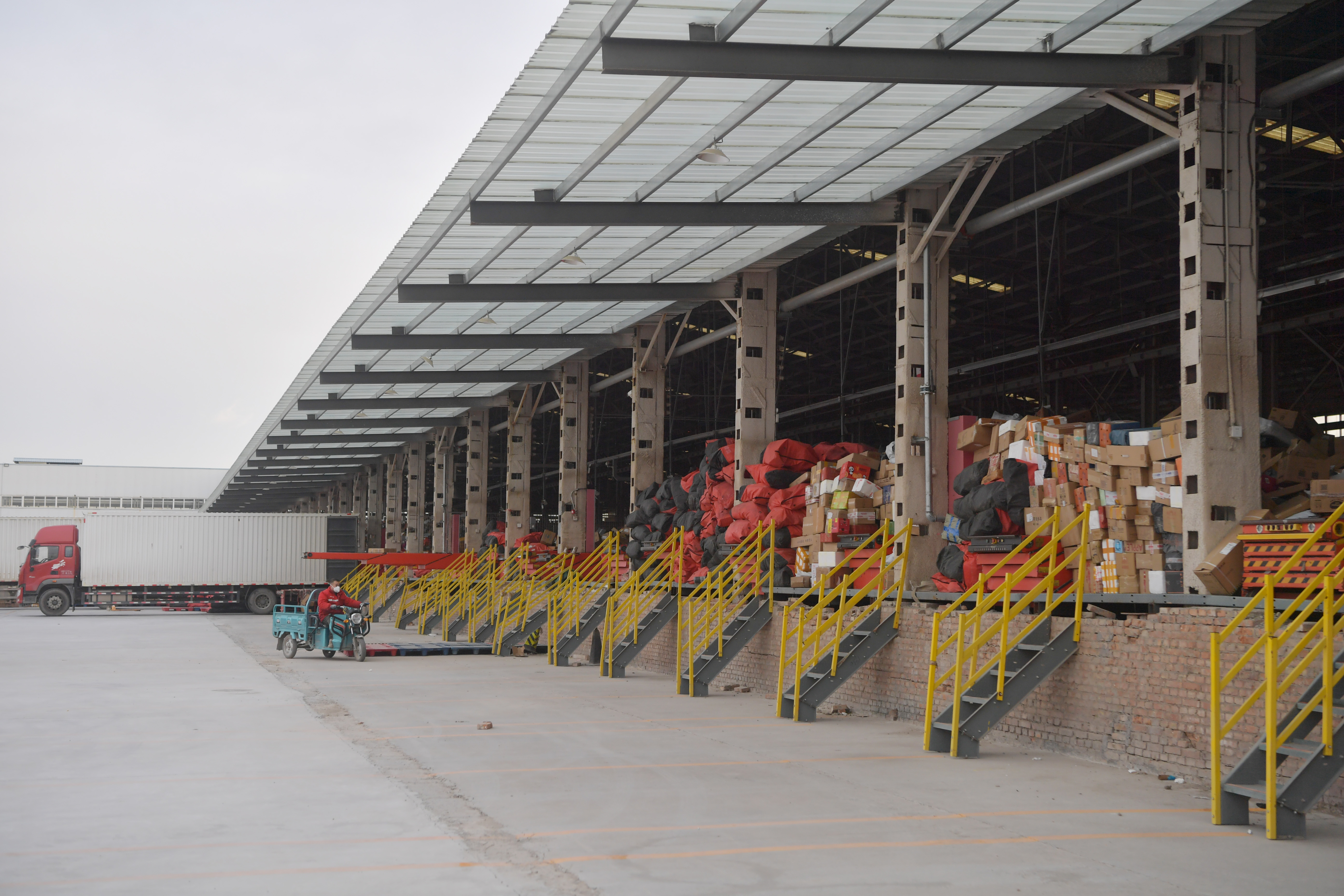 探访快件转运中心:快递小哥为派件提速,快件量已度过高峰期 | 极目