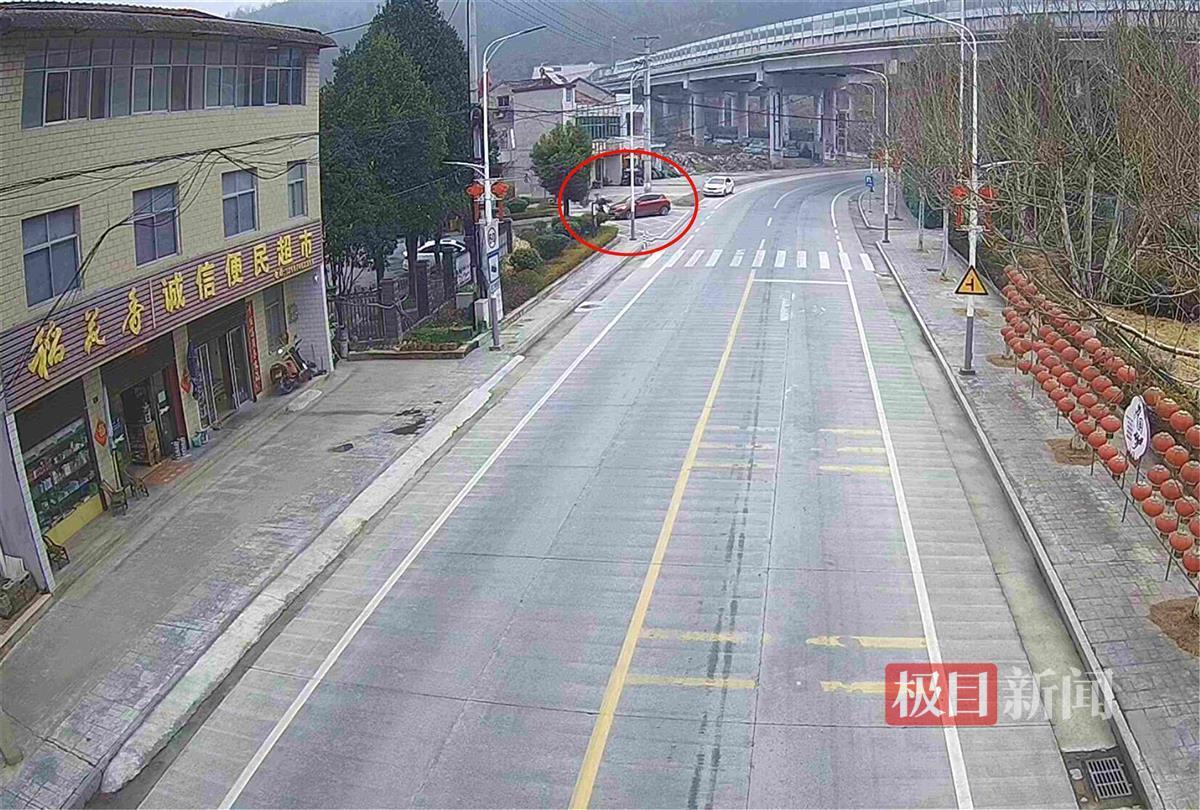 图2:轿车与摩托车发生剐蹭(监控视频).jpg 图2:轿车与摩托车发生剐蹭(监控视频).jpg