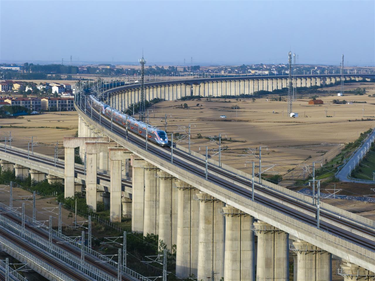 3、襄荆高铁上的智能复兴号(拍摄 梁超).jpg 3、襄荆高铁上的智能复兴号(拍摄 梁超).jpg