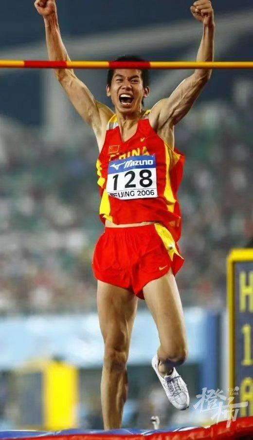 黄海强当年的比赛照片学校老师说,黄致远不仅遗传了爸爸的运动基因