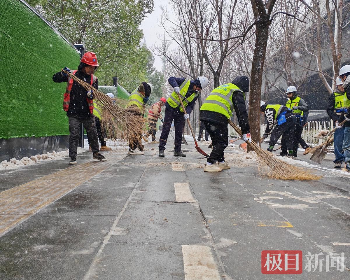 光谷大道人行道路清扫.jpg