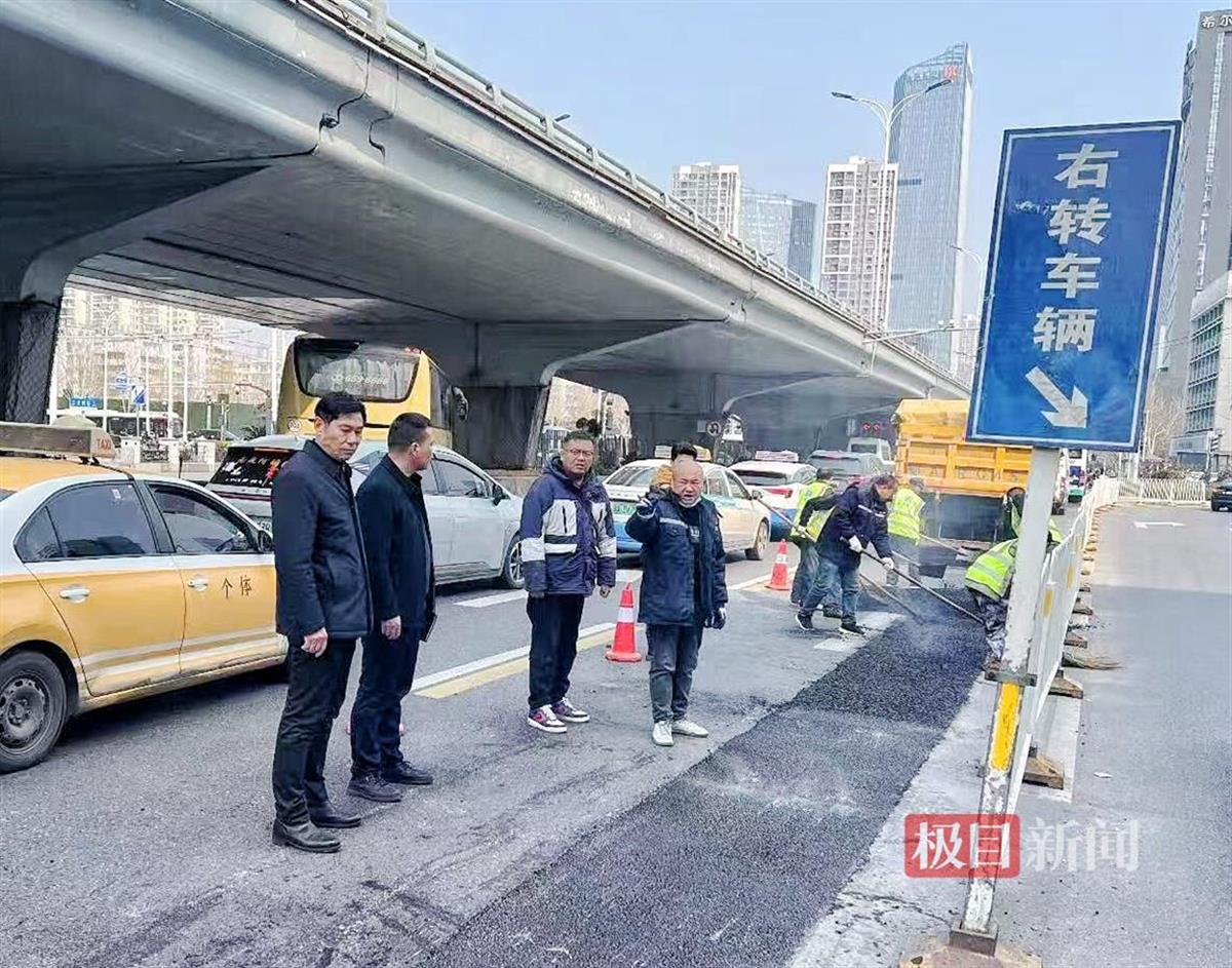 对马拉松赛事沿线进行道路维修.jpg
