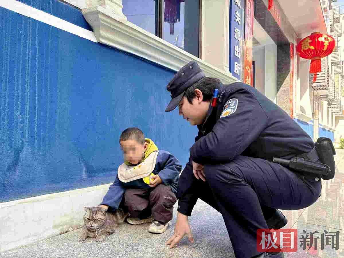 图1：民警在安抚男童晓珲的情绪.jpg