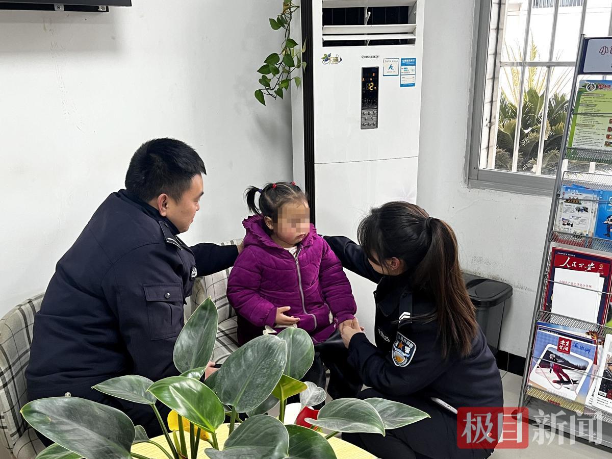 图4：民警在安抚女童情绪.jpg