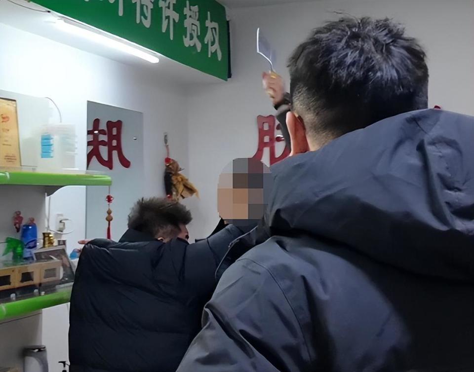 极目锐评丨被投诉店主持刀追砍打假博主，拘留5日罚款200元算依法严惩吗？
