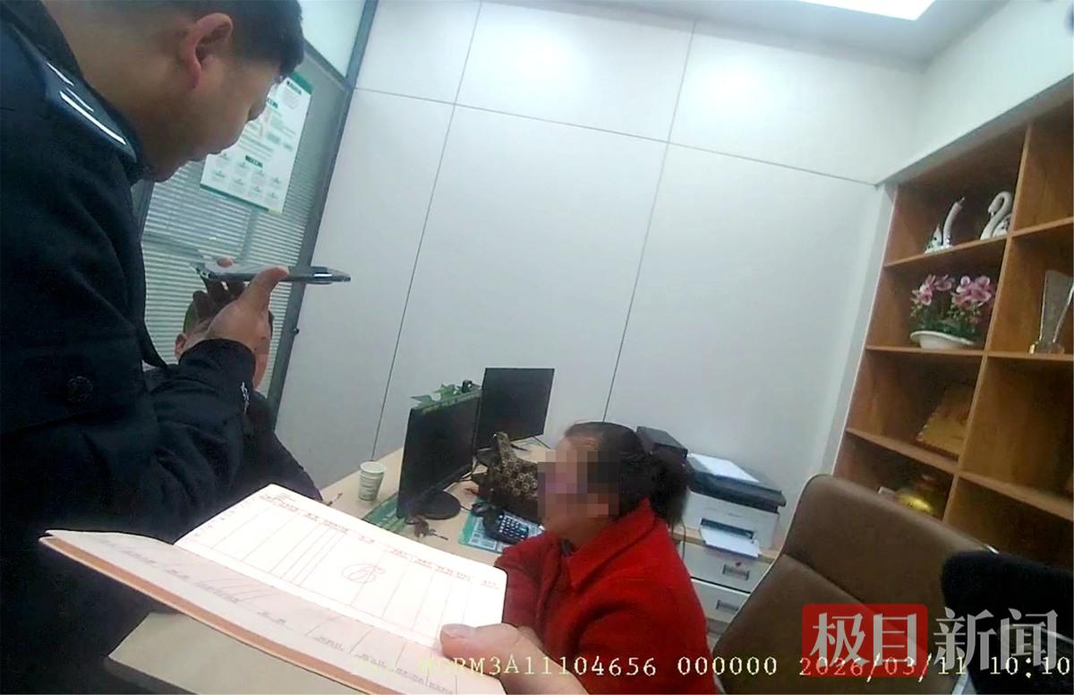 图1：民警赶到银行劝阻郑女士转账（视频截图）.jpg