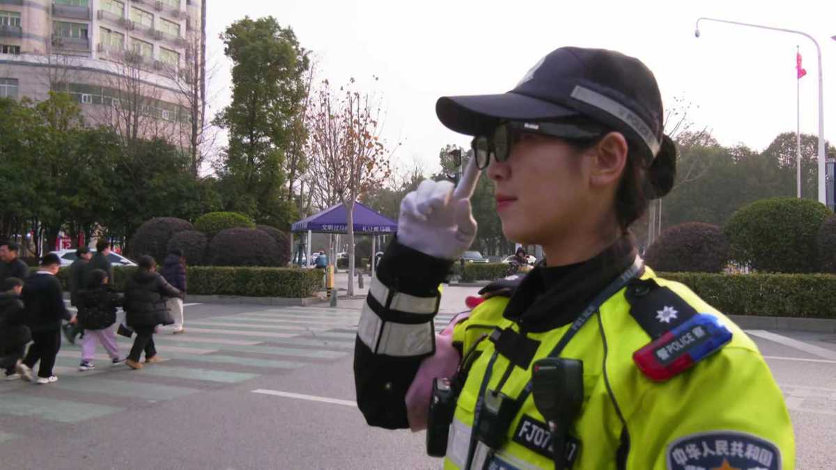 千家万户团圆时，武汉交警在路上