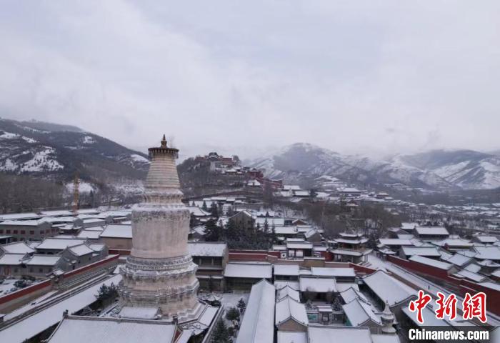 五台山白塔雪景图片图片