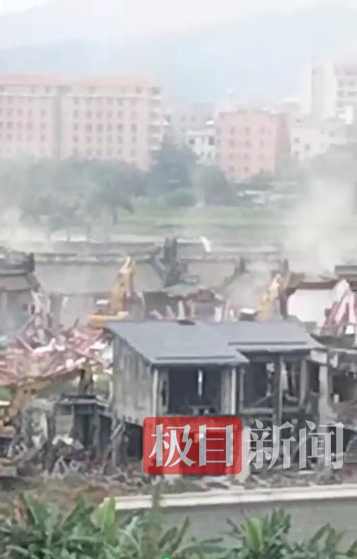 居民称耗资上亿元的违建豪宅“英之园”已开始拆除，多台挖机正在作业，官方回应