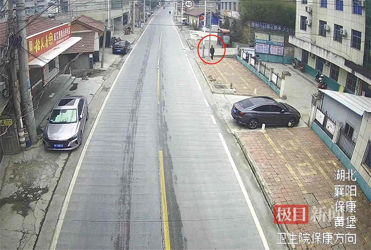 图3:邓先生的现金掉落路边(监控视频).jpg 图3:邓先生的现金掉落路边(监控视频).jpg