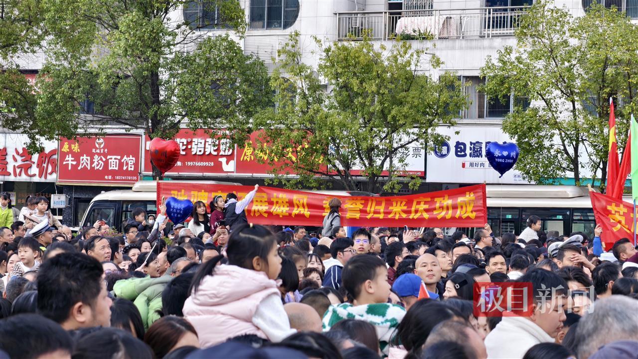 永州市民等待冠军凯旋.jpg