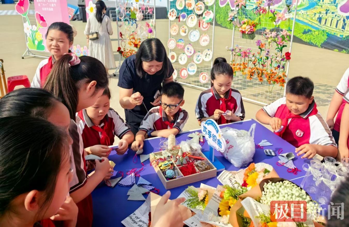 图为郧西县手织布技艺非遗传承人邱敬晓正在引导孩子们制作香包。 郧轩文 摄1.png