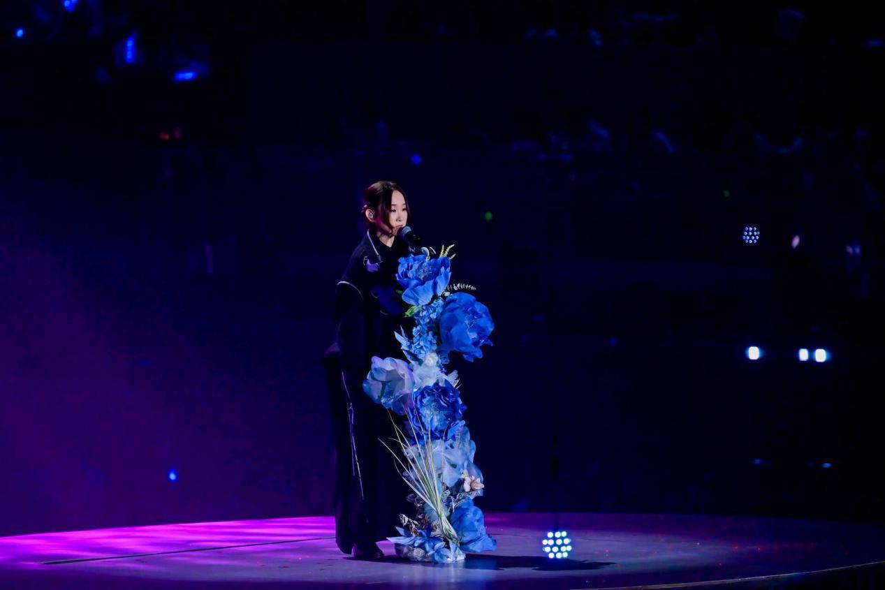 以树喻影,戏如人生,王菀之《那棵树开花了》致敬中国电影诞生120周年