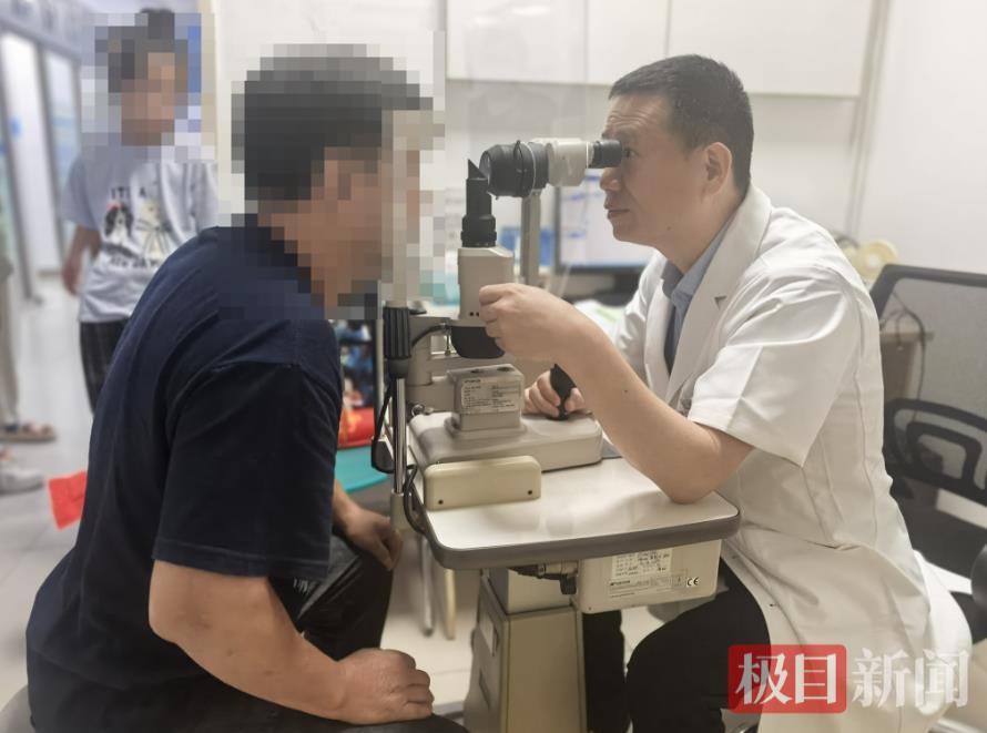 张将主任为患者检查.png