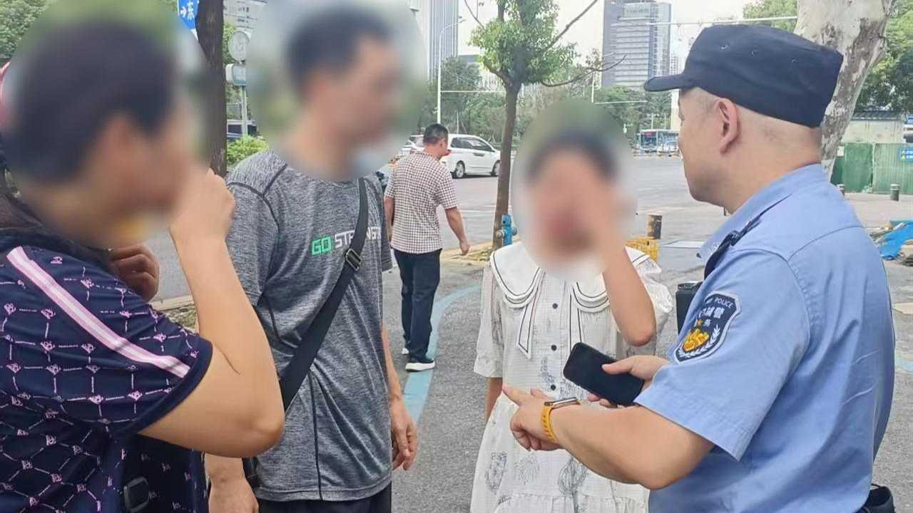 女孩一转眼跑没影了！妈妈焦急报警，民警：“我们一定找到她”