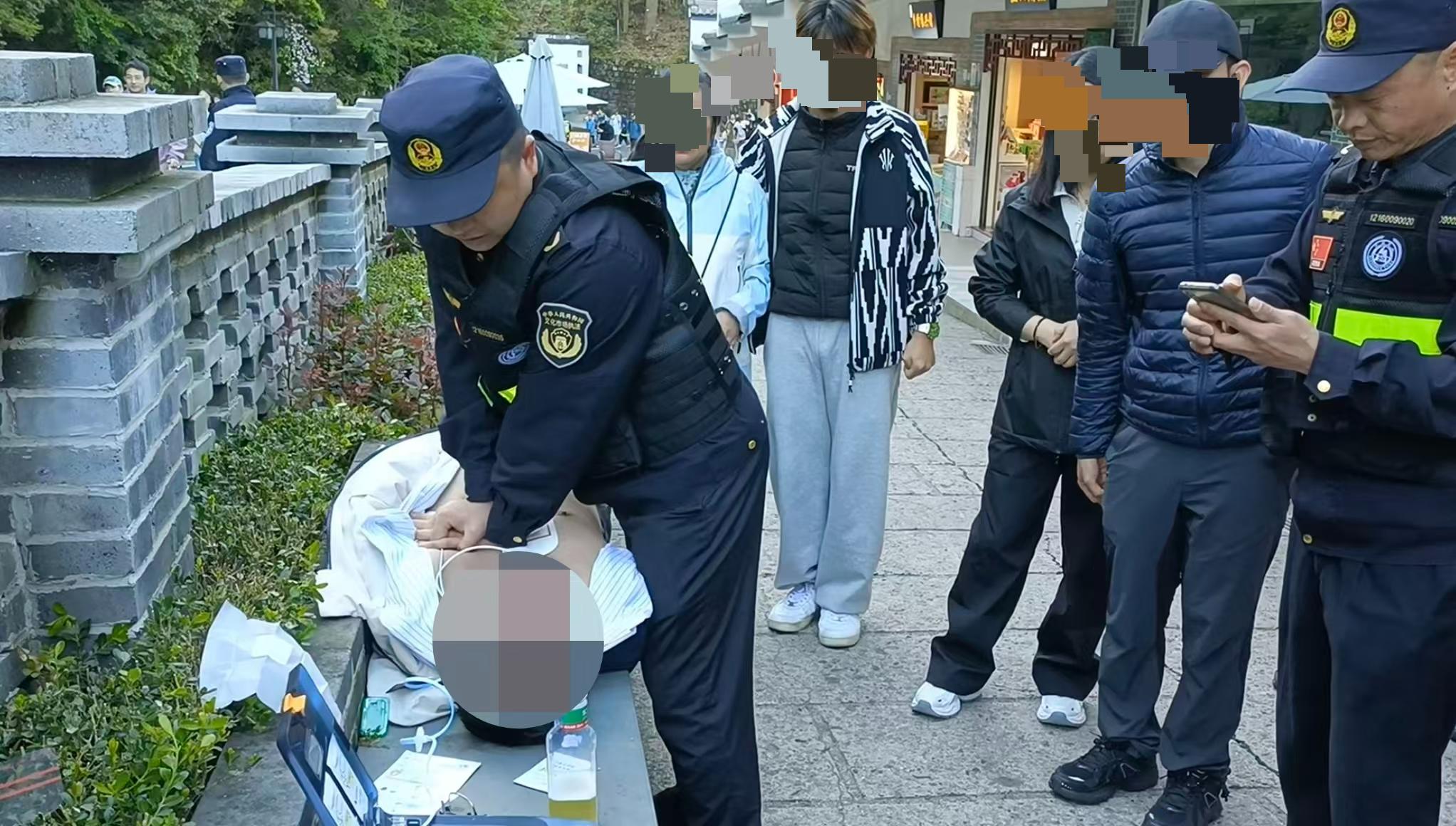 景区工作人员正在实施急救.jpg