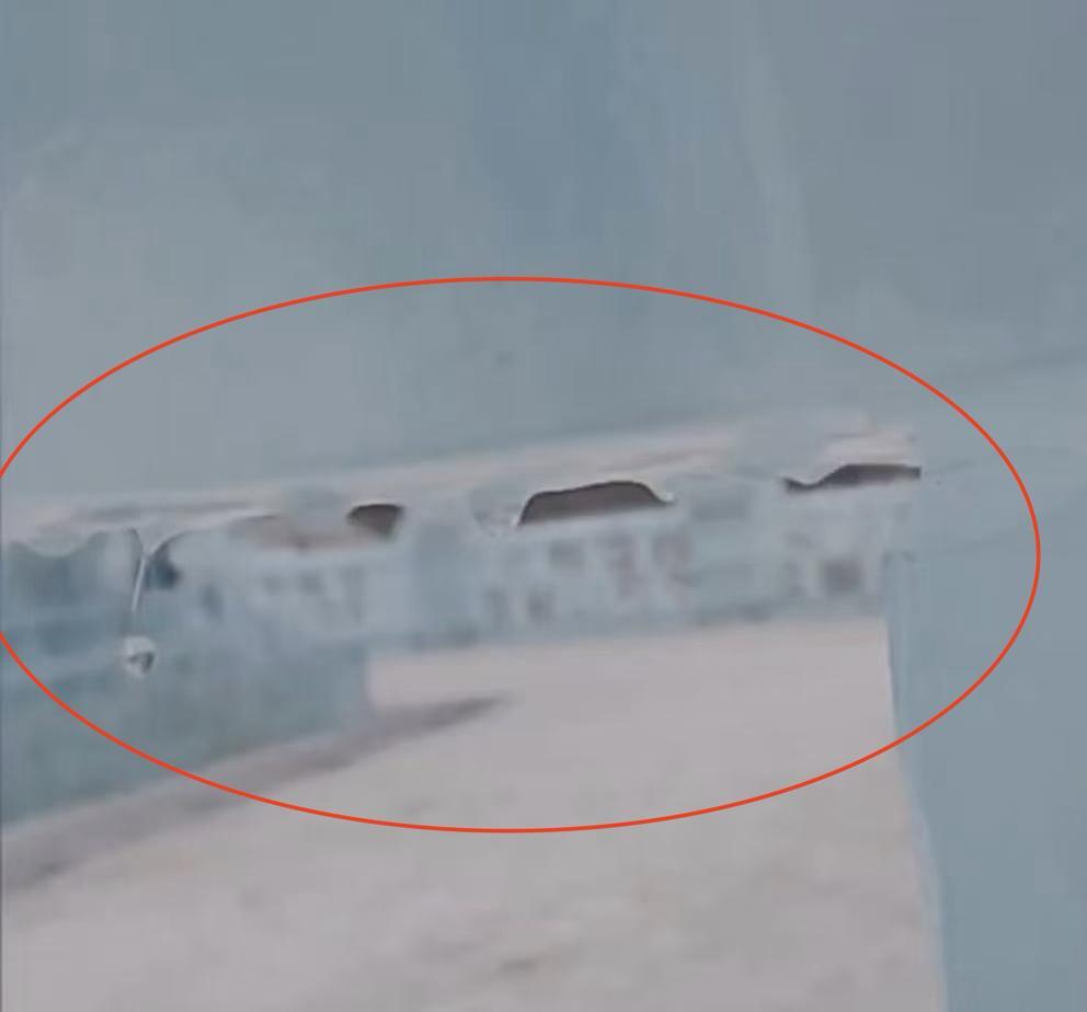 哈尔滨冰雪大世界冰雕滴水现象揭秘，气温异常偏高导致滴水现象，景区仍正常开放