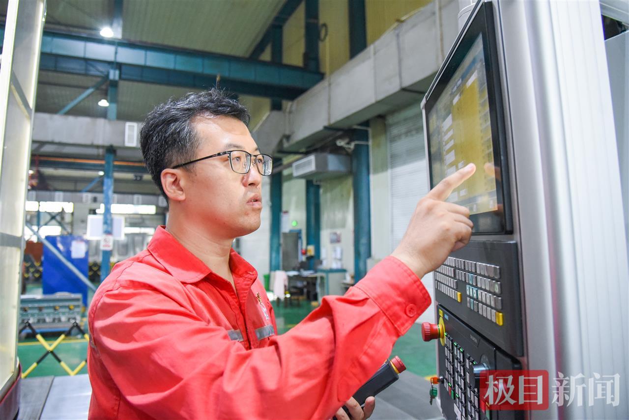 9月1日，权海峰在中国石化机械四机公司泵设备生产车间操控机床。（极目新闻记者 黄志刚 摄）.jpg