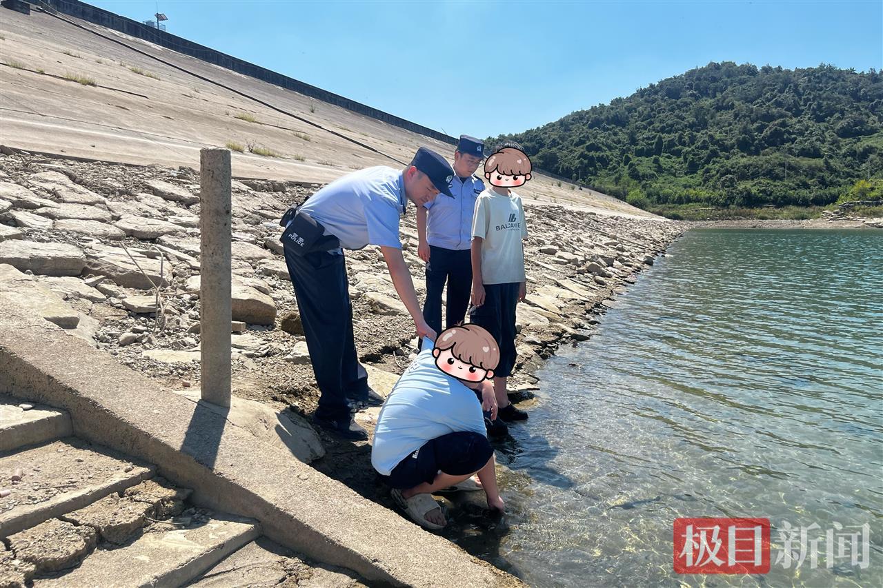 图二 民警将少年们带离危险区域.jpg