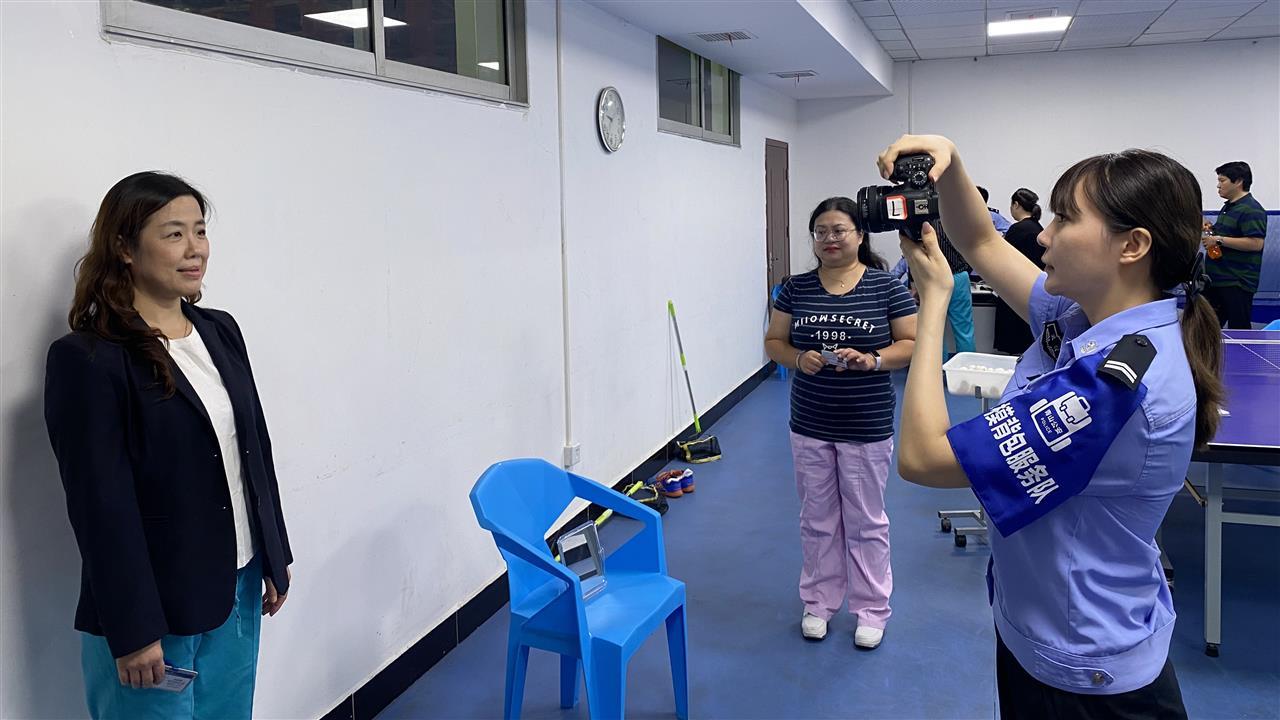 武汉青山公安窗口让市民办事既办得成又办得暖