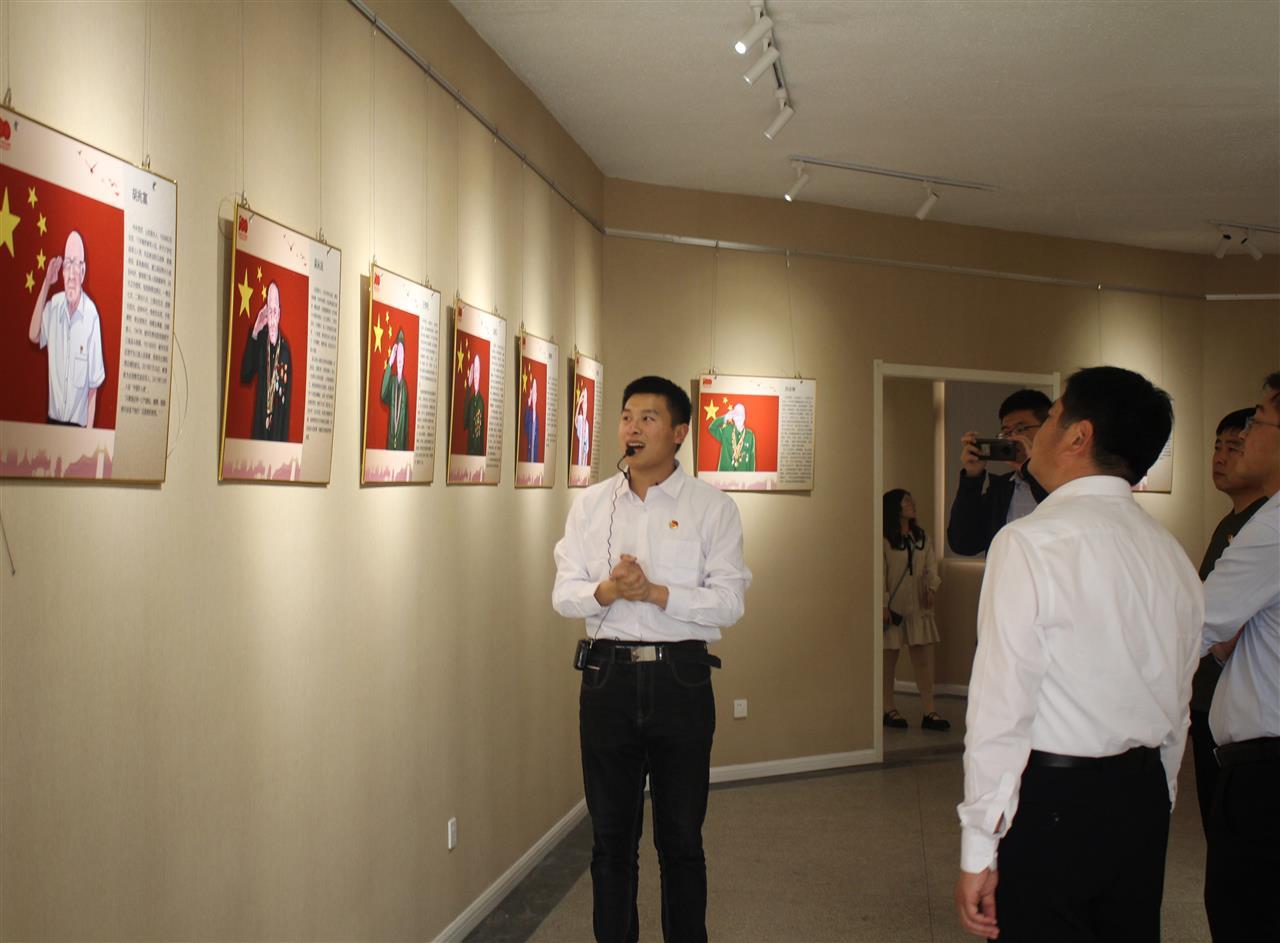 2021年吴茂林在漫画老兵联展照片.jpg 2021年吴茂林在漫画老兵联展照片.jpg