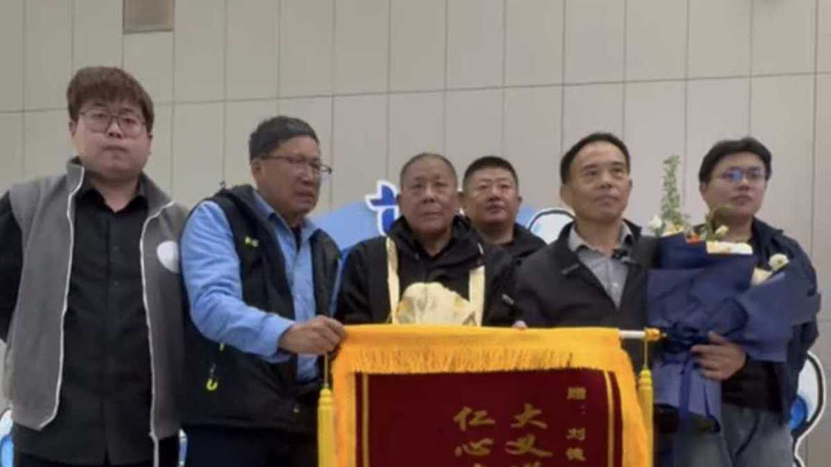 “灵魂摆渡人”从台湾送第432位抗战老兵骨灰回山东，随行女儿：首次大陆之行“特别不一样”