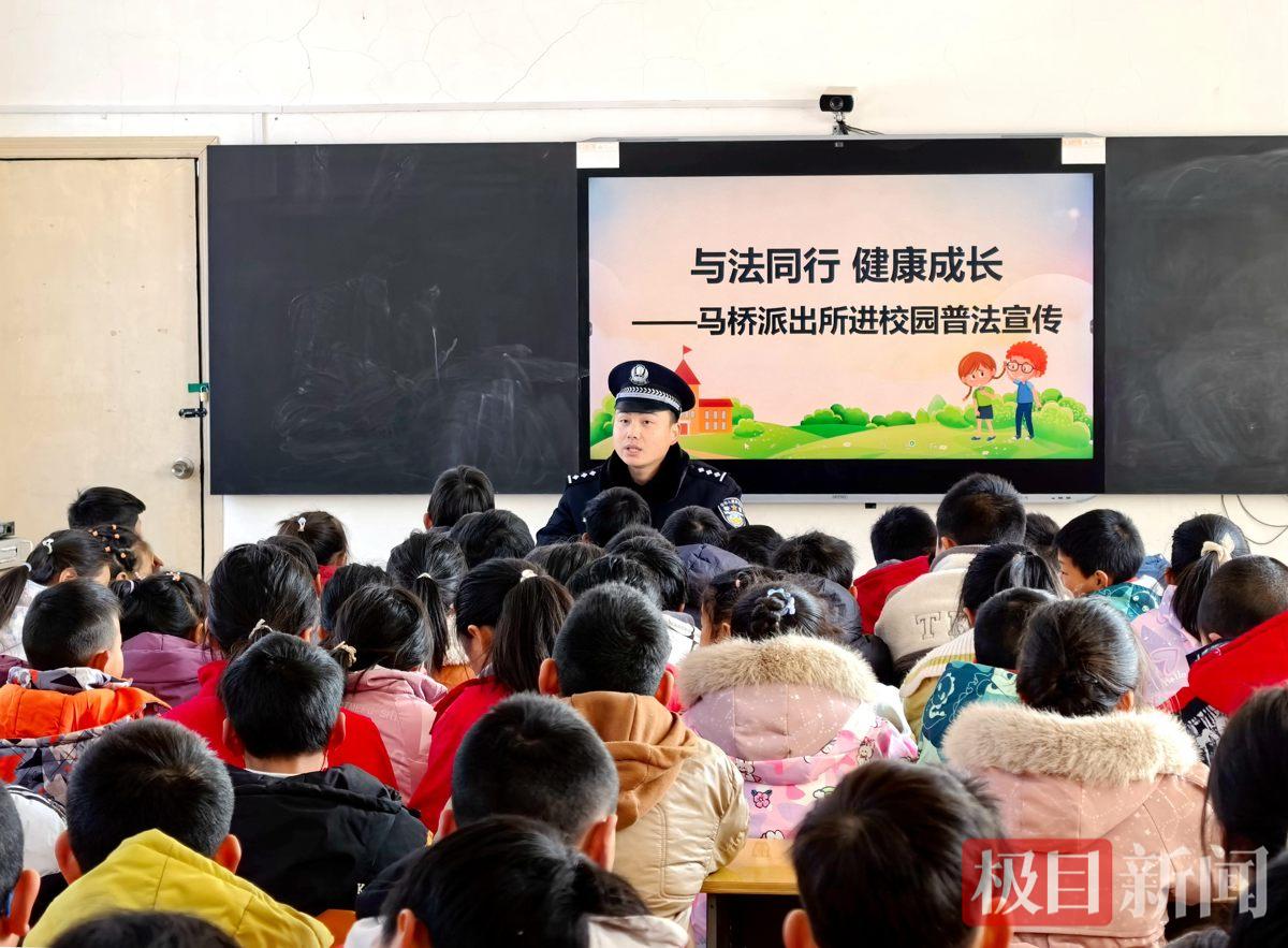 图1：民警向学生进行防欺凌宣传教育.jpg