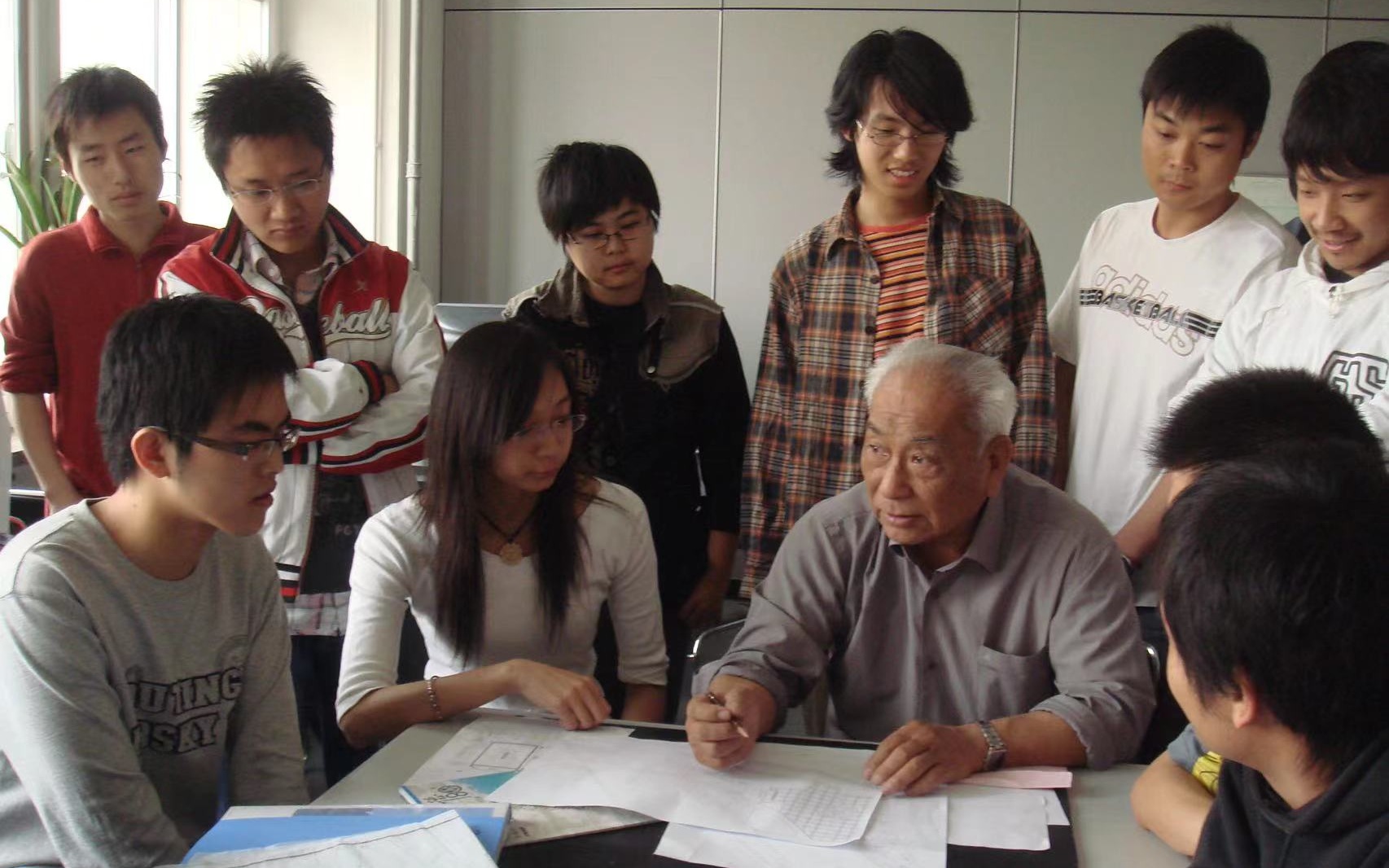 彭一刚和学生们交流.学校供图