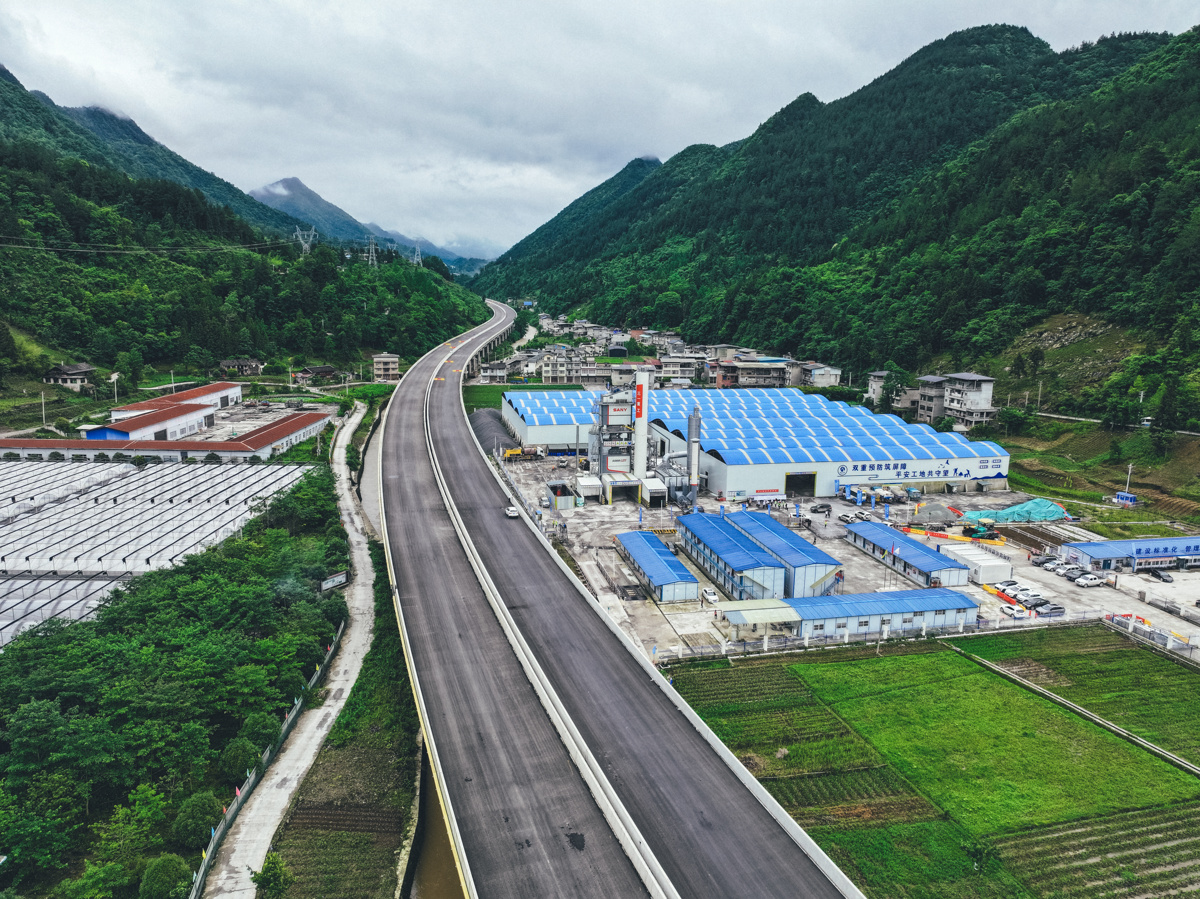 二期路面工程环保型沥青拌和站 .JPG