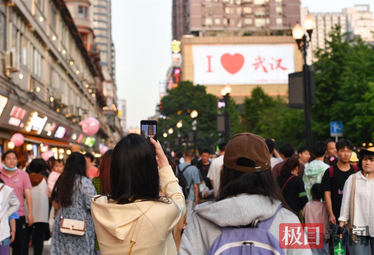 武汉江汉路:图文并茂的"我爱武汉"广告牌成功出圈 | 极目新闻
