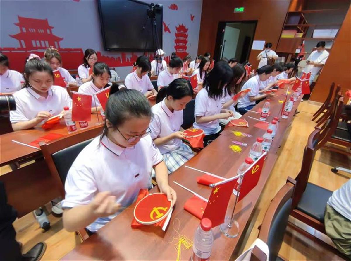 绣党旗来自该校艺术设计学院视觉传播设计与制作20级学生晏欢告诉记者