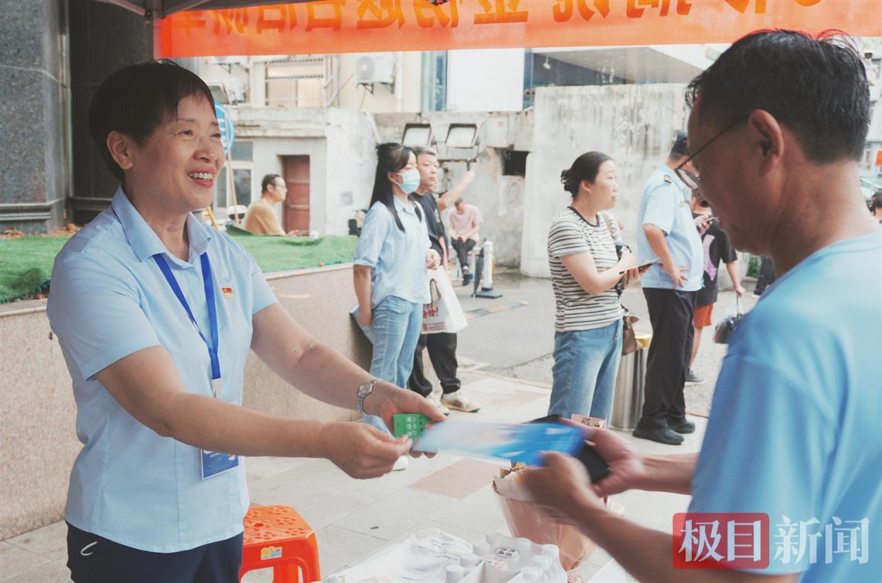 武汉爱尔眼科医院工作人员为考生及家长送上关爱.png