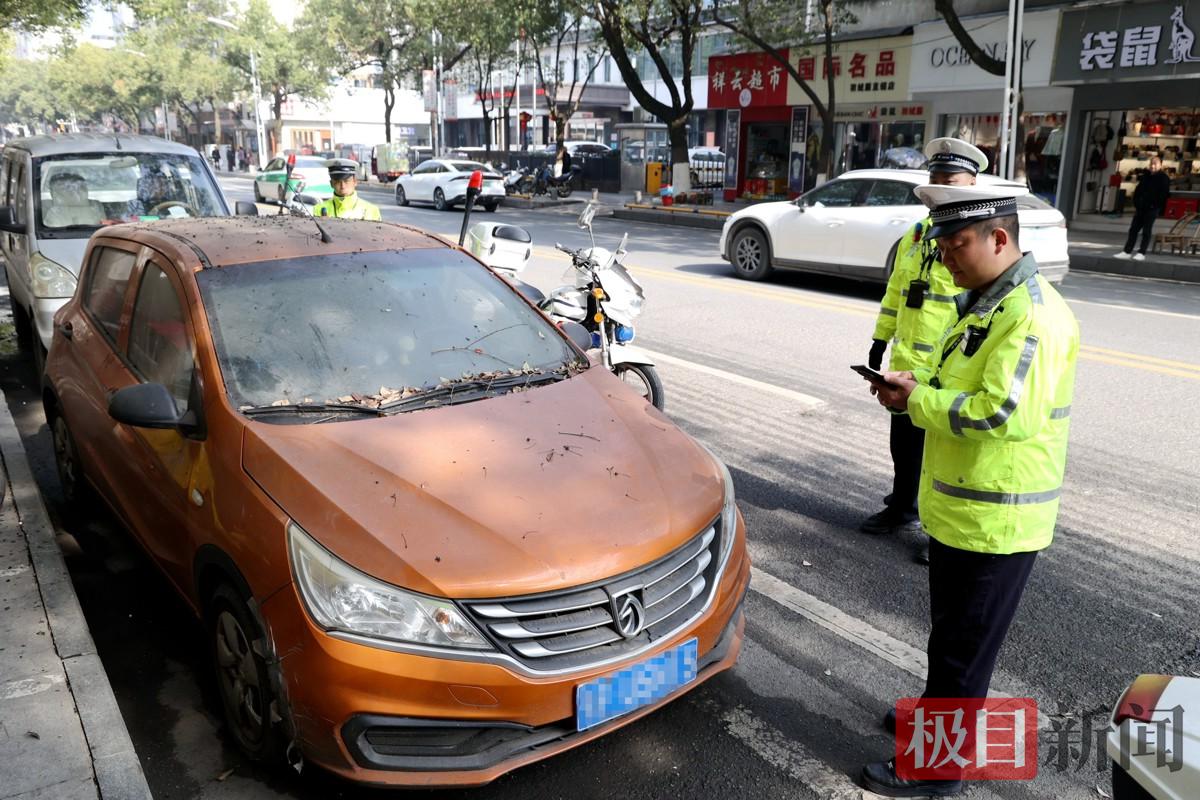 图2：交警在道路上清理违停的僵尸车.JPG