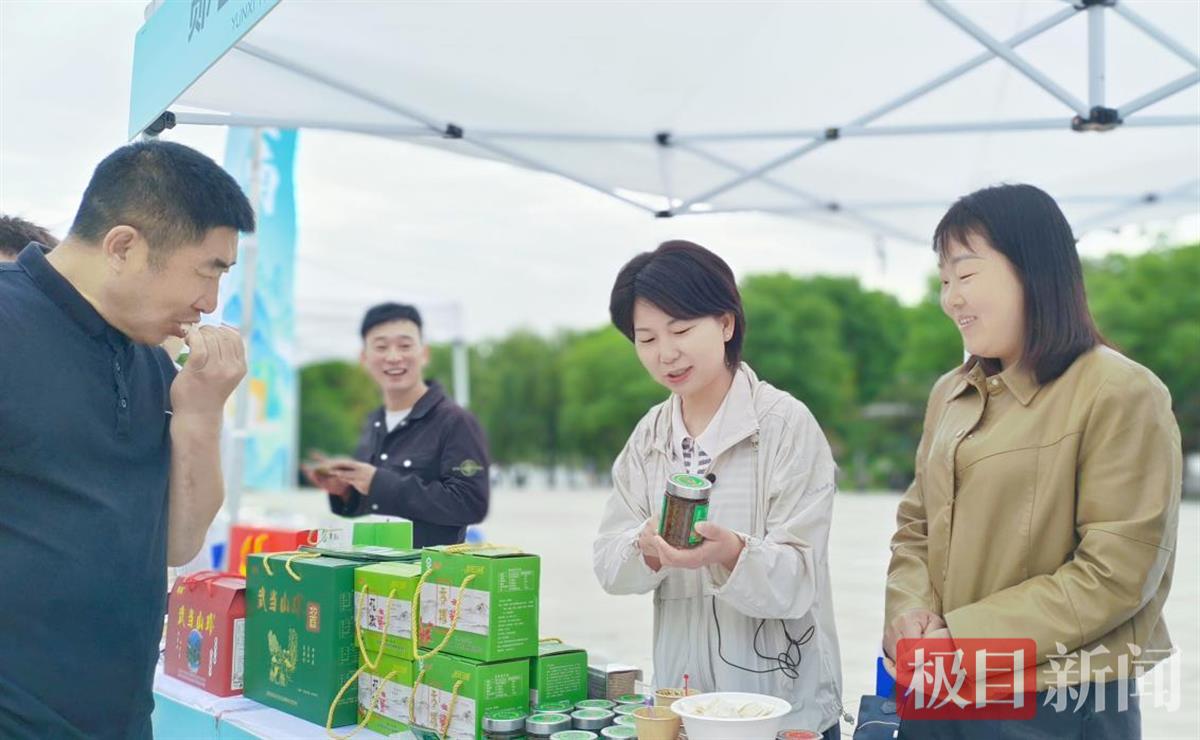 图为展销区内特色农文旅产品备受青睐。徐光意摄.png