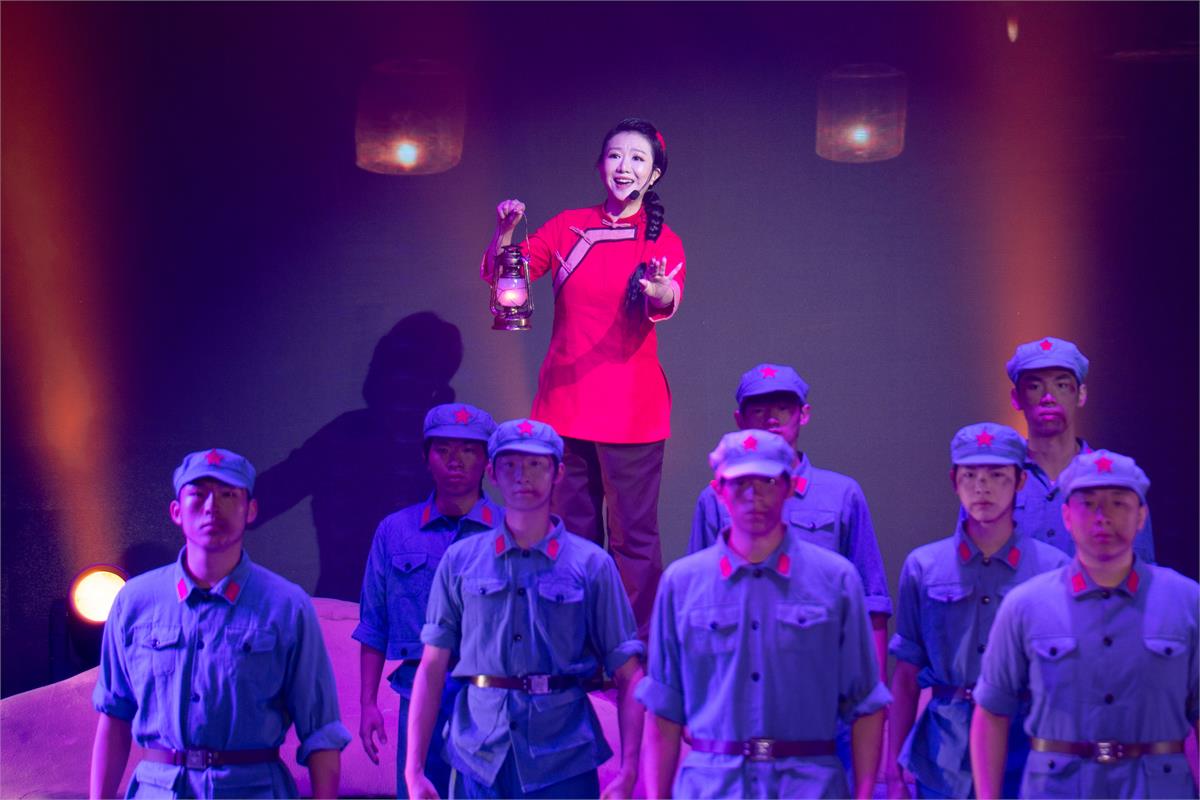 “血色·诀别”独唱+情景演绎。学校供图.jpg “血色·诀别”独唱+情景演绎。学校供图.jpg