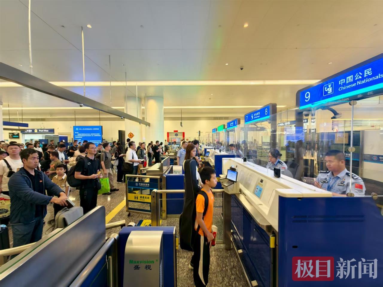 武汉天河机场口岸出入境流量突破100万.jpg