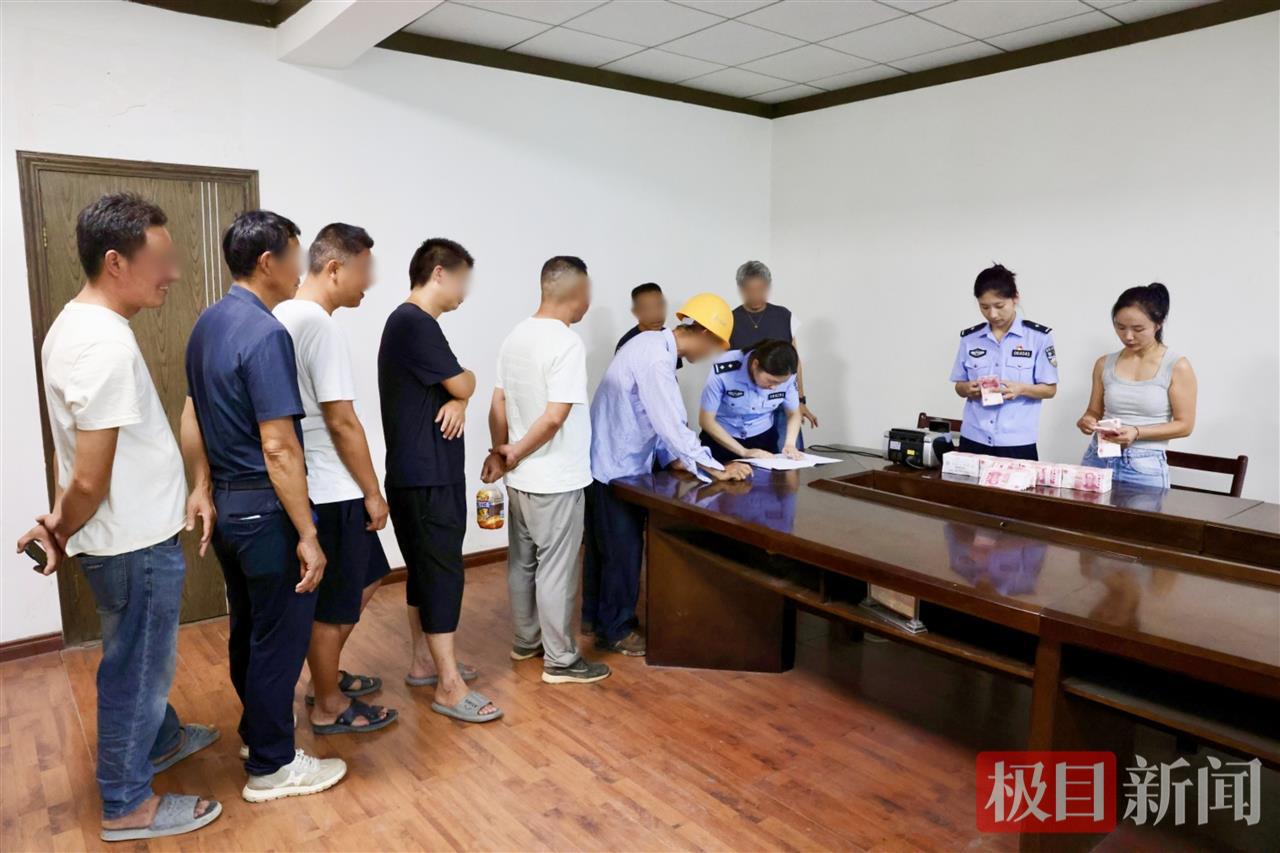 图一 工资发放现场.jpg