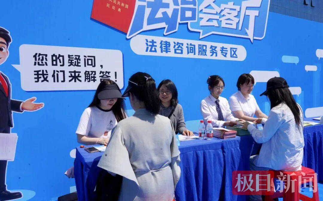 活动现场普法2.jpg